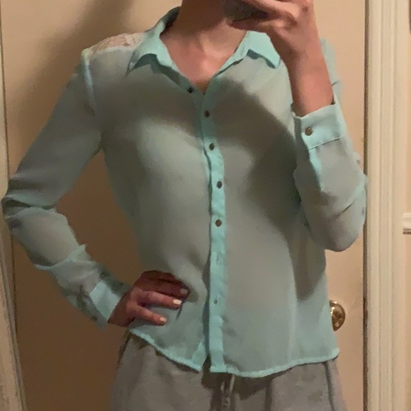 CHARLOTTE RUSSE button-up shirt with lace - Picture 2 of 4